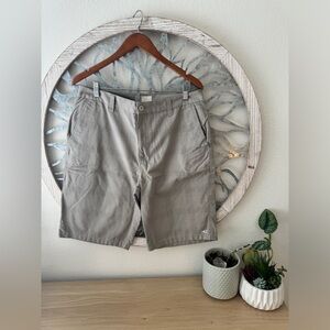 O’NEILL Men’s Shorts. Golf shorts. Size 33. Beige